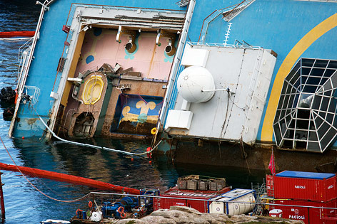 Detailaufnahme der "Costa Concordia"