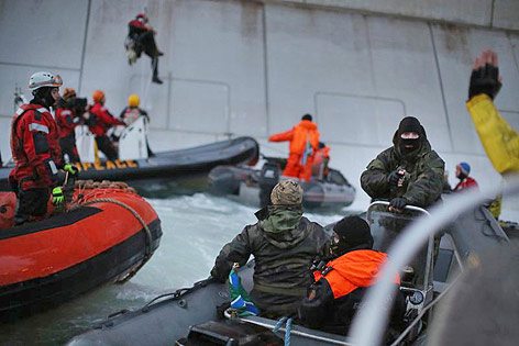 © Greenpeace/Denis Sinyakov Die russische Küstenwache stoppt Greenpeace-Aktivisten bei einer Aktion gegen geplante Ölbohrungen des russischen Staatskonzerns Gazprom