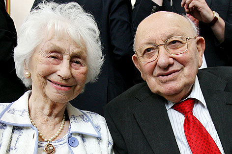 © APA/dpa/Boris Roessler Literaturkritiker Marcel Reich-Ranicki und seine Frau Teofila