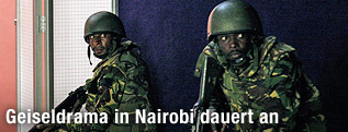 Ein Soldat sichert nach einem Terroranschlag eine Tür in einem Einkaufszentrum in Nairobi