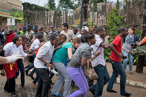 © AP/Jonathan Kalan Menschen flüchten nach einem Terroranschlag auf ein Einkaufszentrum in Nairobi