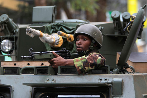 © Reuters/Noor Khamis Soldat mit Sturmgewehr in einem Panzer