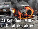 Brennende Autos nach einem Anschlag der Al-Schabab-Miliz