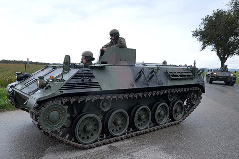 © APA/Robert Jäger Panzerfahrzeuge auf dem Weg zu einer Geiselnahme in Niederösterreich