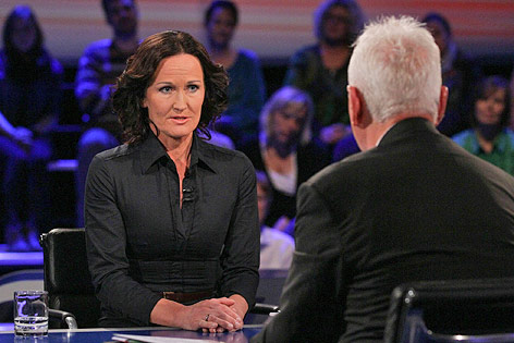 © ORF/Milenko Badzic Die Spitzenkandidatin der Grünen, Eva Glawischnig, mit Frank Stronach bei der ORF-Konfrontation