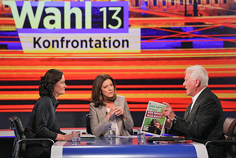 © ORF/Milenko Badzic Die Spitzenkandidatin der Grünen, Eva Glawischnig, mit Frank Stronach und Moderatorin Ingrid Thurnher bei der ORF-Konfrontation
