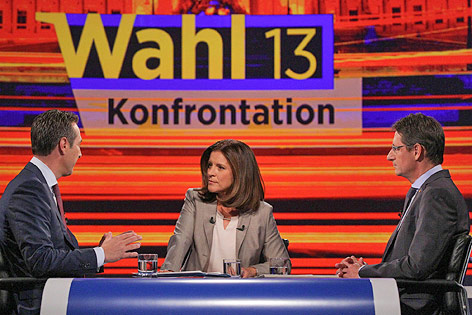 © ORF/Milenko Badzic Heinz-Christian Strach (FPÖ) und Josef Bucher (BZÖ) im ORF-TV-Duell mit Moderatorin Ingrid Thurnher