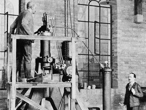 Rudolf Diesel neben einer seiner ersten Motoren