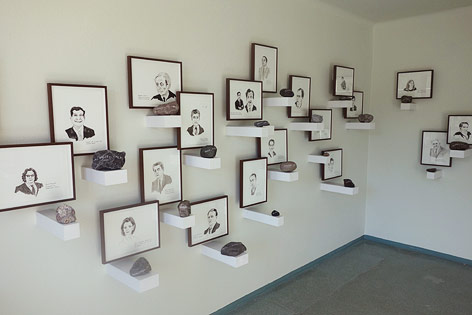 © ORF.at/Simon Hadler Ausstellungsstück von James Beckett: „Voodoo Justice for People of Finance“, Steine liegen vor Bildern