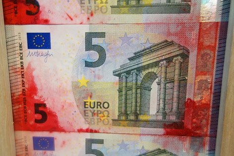 © ORF.at/Simon Hadler Blutiger 5-Euro-Schein
