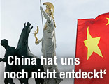 Chinesische Flagge vor Parlament