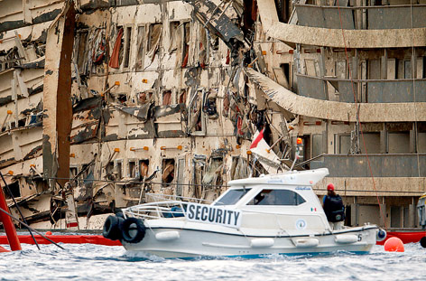 © Reuters/Tony Gentile Ein Polizeiboot vor dem zerstörten Wrack der Costa Condordia