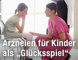Kind mit Krankenschwester und Arzt