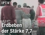 Rettungskr&auml;fte helfen Mann