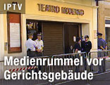 Polizisten vor dem Gerichtseingang