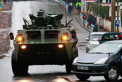© Reuters/Thomas Mukoya Kenianische Soldaten und Radpanzer in Nairobi