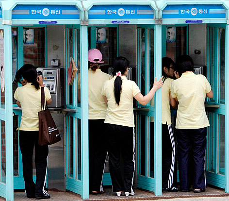 © AP/Lee Jin-man Nordkoreanische Frauen telefonieren im Flüchtlingslager