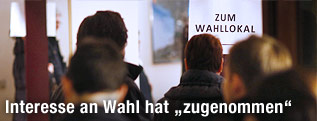 Menschenschlange vor einem Wahllokal