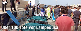 Fl&uuml;chtlinge und Sicherheitskr&auml;fte in Lampedusa