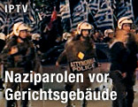 Neonazis und Polizisten
