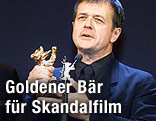 Der französische Regisseur Patrice mit dem Goldenen Bären der Filmfestspiele in Berlin, 2001
