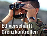 Italienischer Soldat mit Fernglas