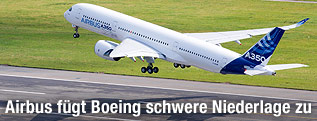 Ein Airbus A350 hebt von der Landebahn ab