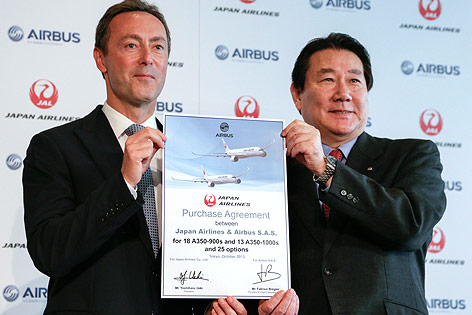 Yoshiharu Ueki (Präsident von Japan Airlines) und Airbus-CEO Fabrice Bregier mit dem Kaufvertrag für Airbus-Maschinen