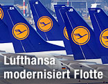 Mehrere Heckflossen von Lufthansa-Maschinen