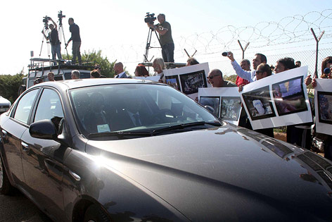© APA/EPA/ANSA/Corrado Lannino Menschen protestieren mit Schildern vor dem in einem Auto vorbeifahrenden Präsidenten der Europäischen Kommission Jose Manuel Barroso