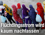 Flüchtlinge auf Lampedusa stehen in einer Reihe