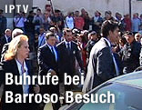 EU-Kommissionspräsident Jose Manuel Durao Barroso umgeben von Sicherheitsleuten und Demonstranten