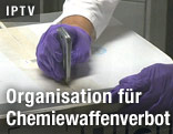 Ein Karton wird aufgeschnitten