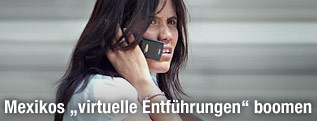 Eine Frau am Telefon