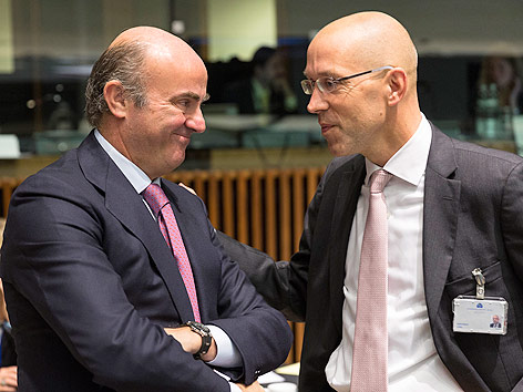 © APA/AP/Thierry Monasse Spanischer Wirtschaftsminister Luis De Guindos Jurado und das deutsche EZB-Direktoriumsmitglied Jörg Asmussen
