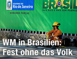 Bauarbeiter sitzt vor einem Brasilien-Poster auf dem Boden