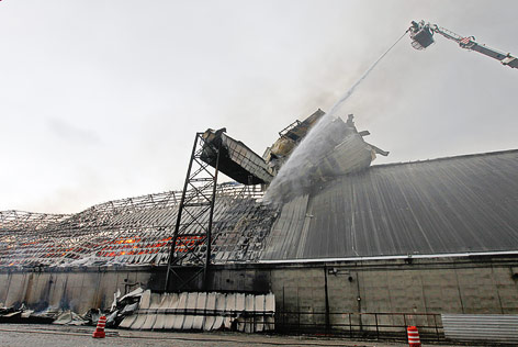 © Reuters/Paulo Whitaker Feuerwehrmänner löschen den Großbrand einer Zuckerfabrik