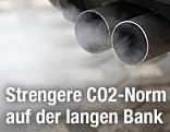 Abgase kommen aus Autoauspuff