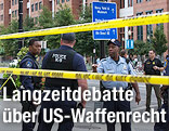 Polizisten hinter der Absperrung vor der Marinebasis in Washington