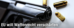 Eine Pistole der Marke „Walther PPK“ und Patronen des Kalibers 7,65