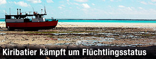 Gestrandetes Boot vor einer Lagune