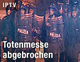 Polizisten mit Schutzschild
