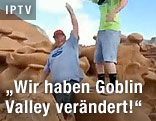 Ein Pfadfinder jubelt, nachdem er eine Felsformation zerstört hat