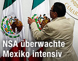 Mann putzt die mexikanische Flagge