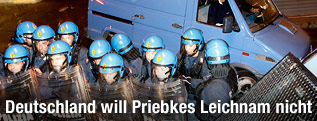 Polizei und der Wagen mit Priebkes Leichnam