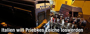 Polizei-Van mit Sarg von Priebke fährt zwischen Demonstranten und Polizei