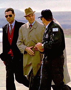 © AP/Peter Franke Priebke im Jahr 1995 von italienischen und argentinischen Polizisten umgeben