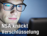 Junger Mann vor Laptop