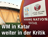 WM-2022-Werbemittel vor einem noch im Bau befindlichen Stadion in Katar