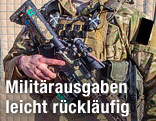 Soldat hält eine Waffe in der Hand